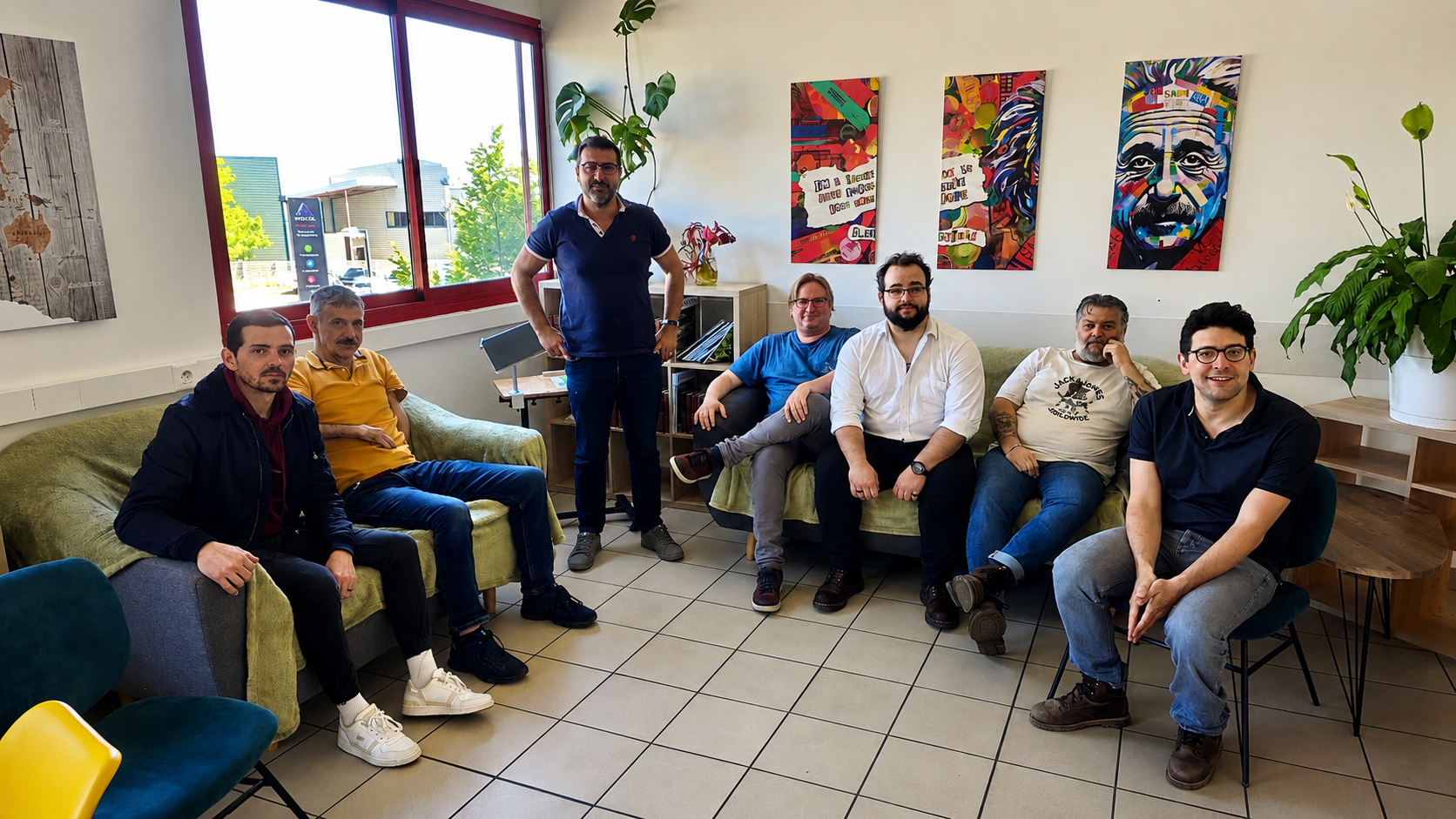 Photo de groupe de collaborateurs YMCA Services Occitanie réunis dans un espace convivial, illustrant l’esprit d’équipe, l’inclusion et la coopération au sein de l'Entreprise Adaptée